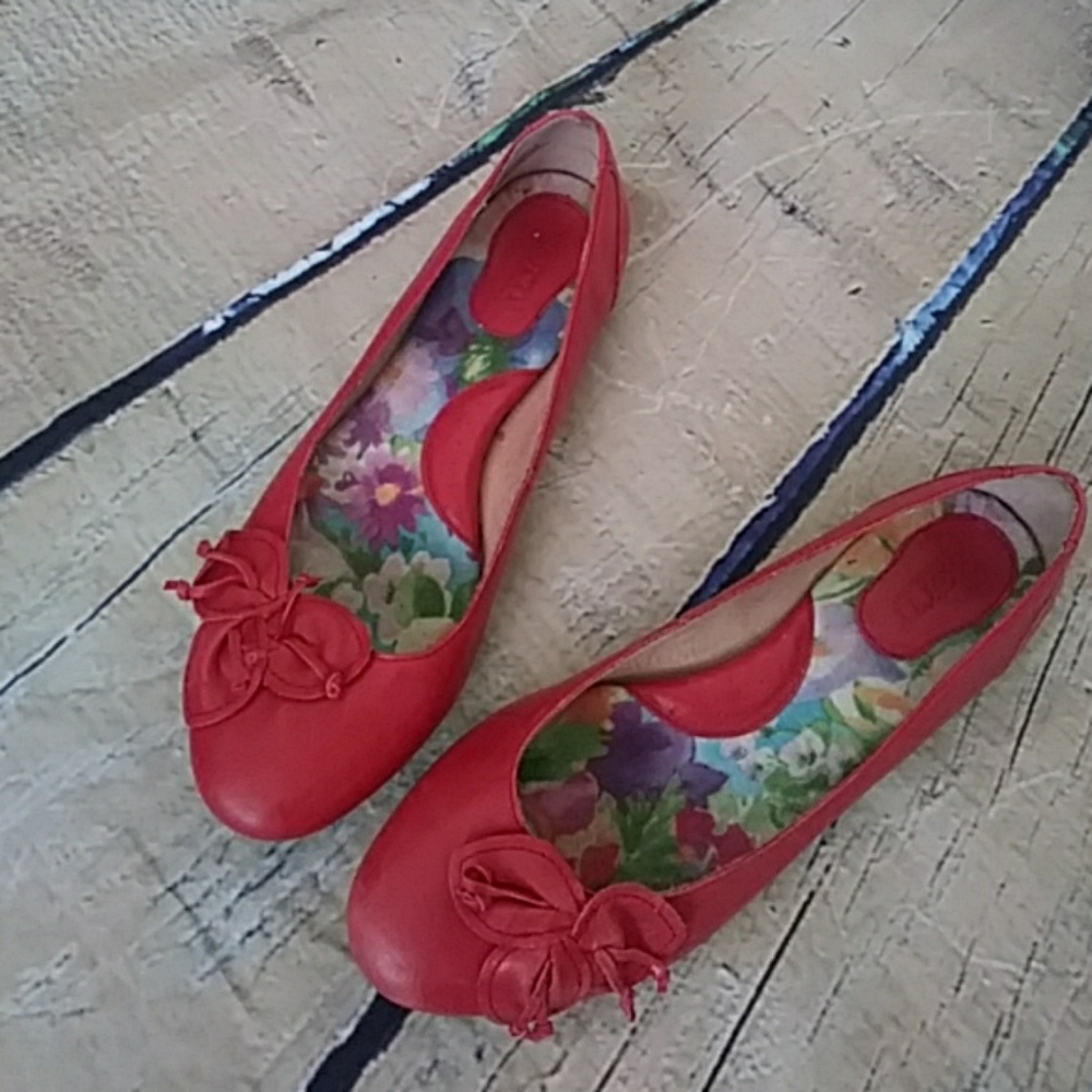 EUC Born flats. Coral/red leather with flower 8.5